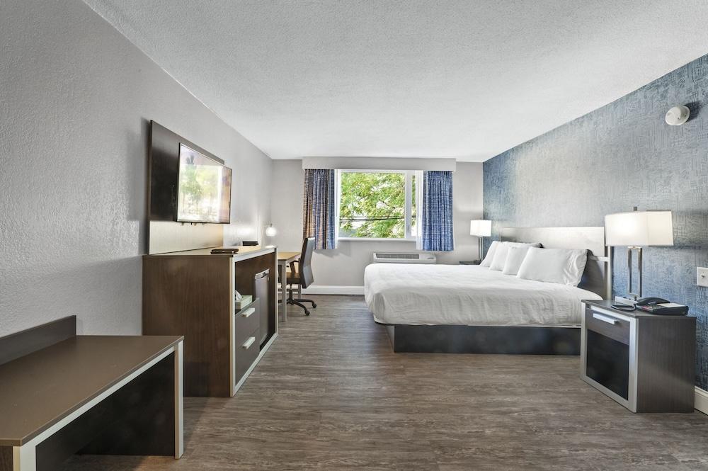 Super 8 By Wyndham Watertown/Cambridge/Boston Area Hotel Exterior photo