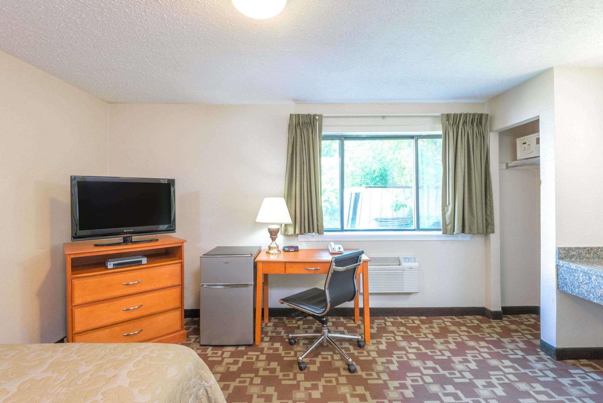 Super 8 By Wyndham Watertown/Cambridge/Boston Area Hotel Exterior photo