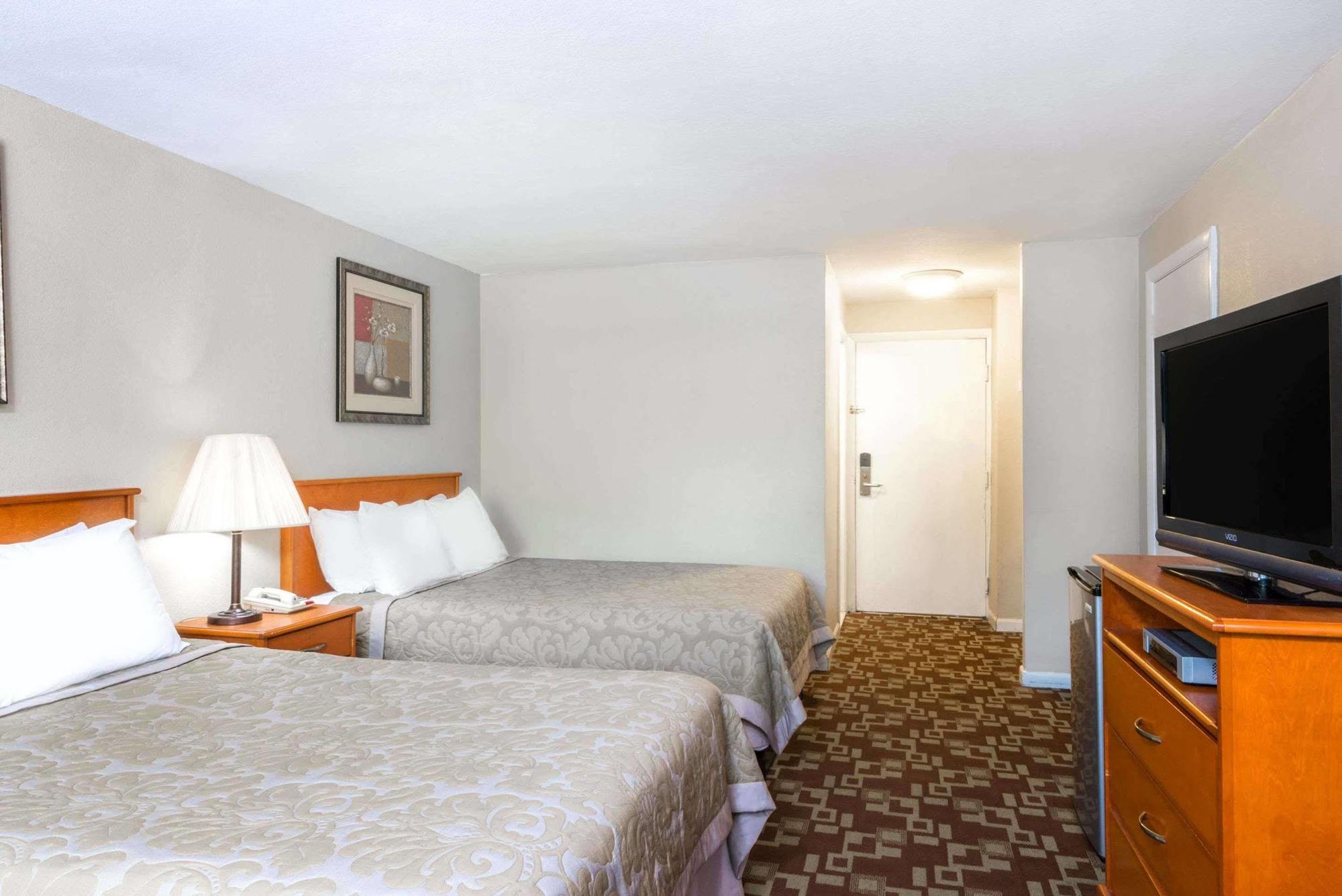 Super 8 By Wyndham Watertown/Cambridge/Boston Area Hotel Exterior photo