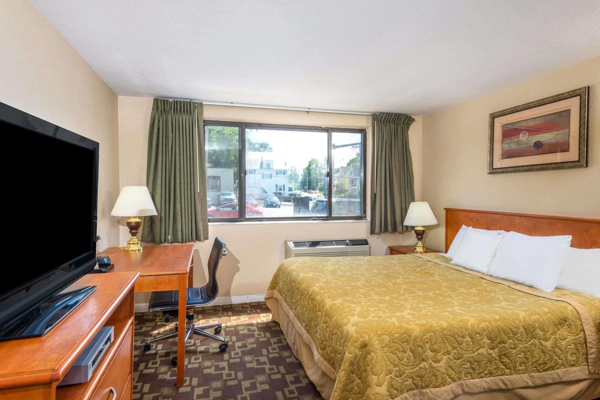 Super 8 By Wyndham Watertown/Cambridge/Boston Area Hotel Exterior photo