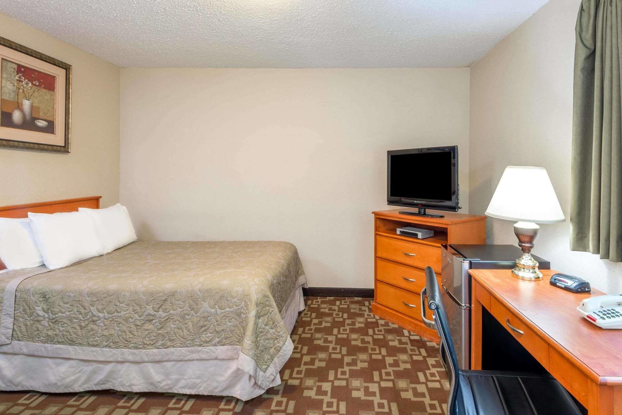 Super 8 By Wyndham Watertown/Cambridge/Boston Area Hotel Exterior photo