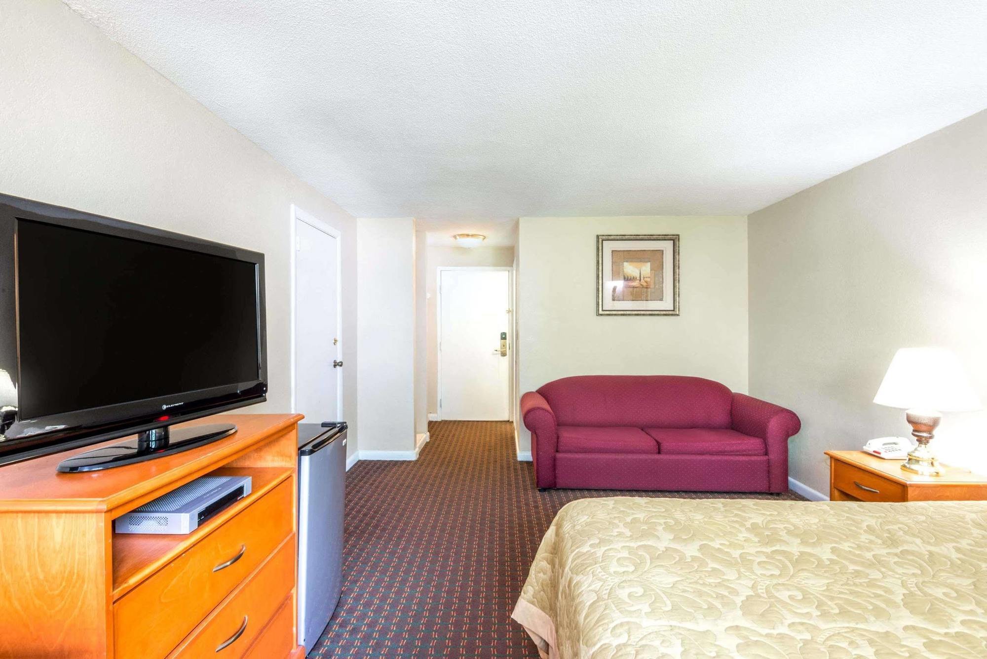 Super 8 By Wyndham Watertown/Cambridge/Boston Area Hotel Exterior photo