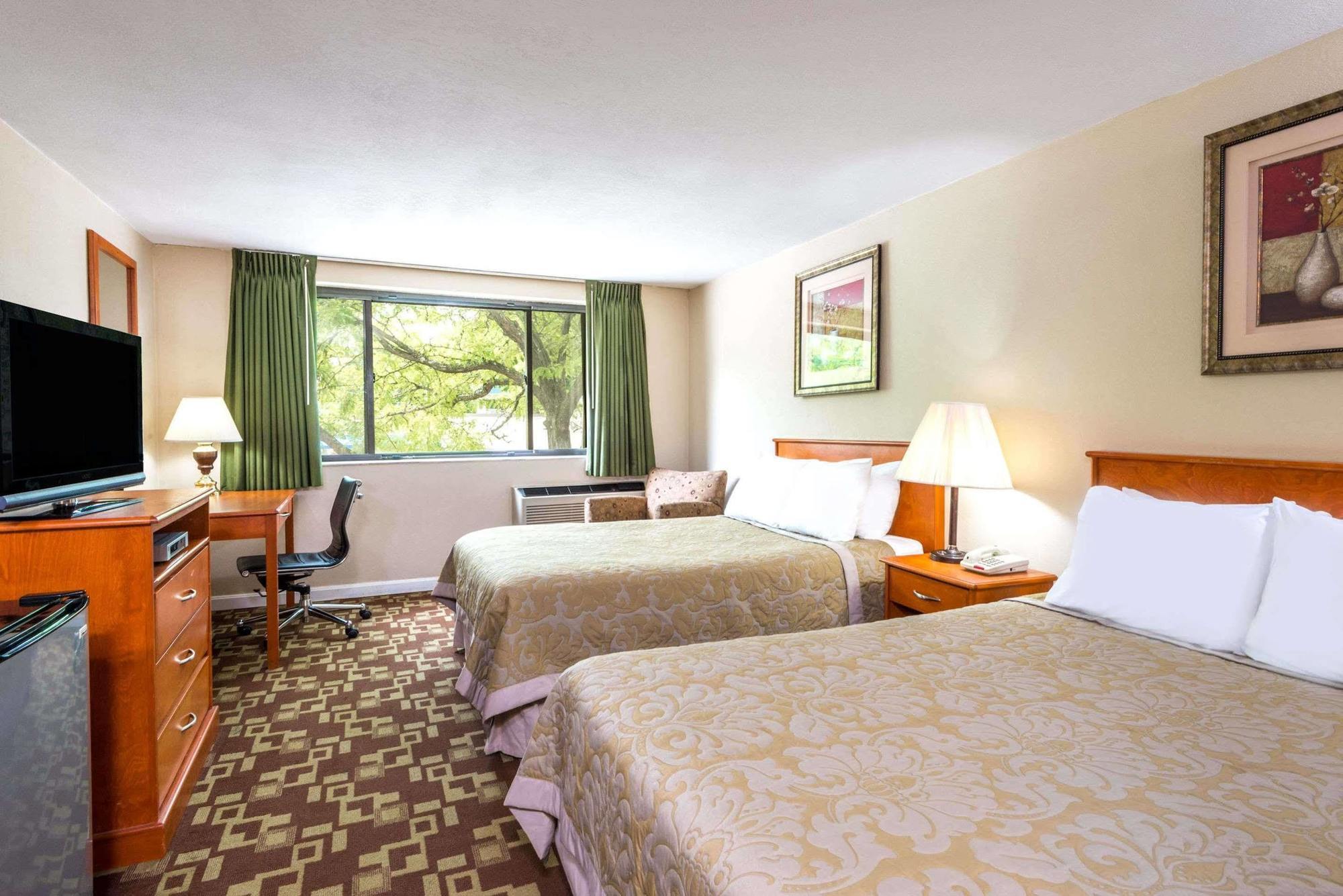 Super 8 By Wyndham Watertown/Cambridge/Boston Area Hotel Exterior photo