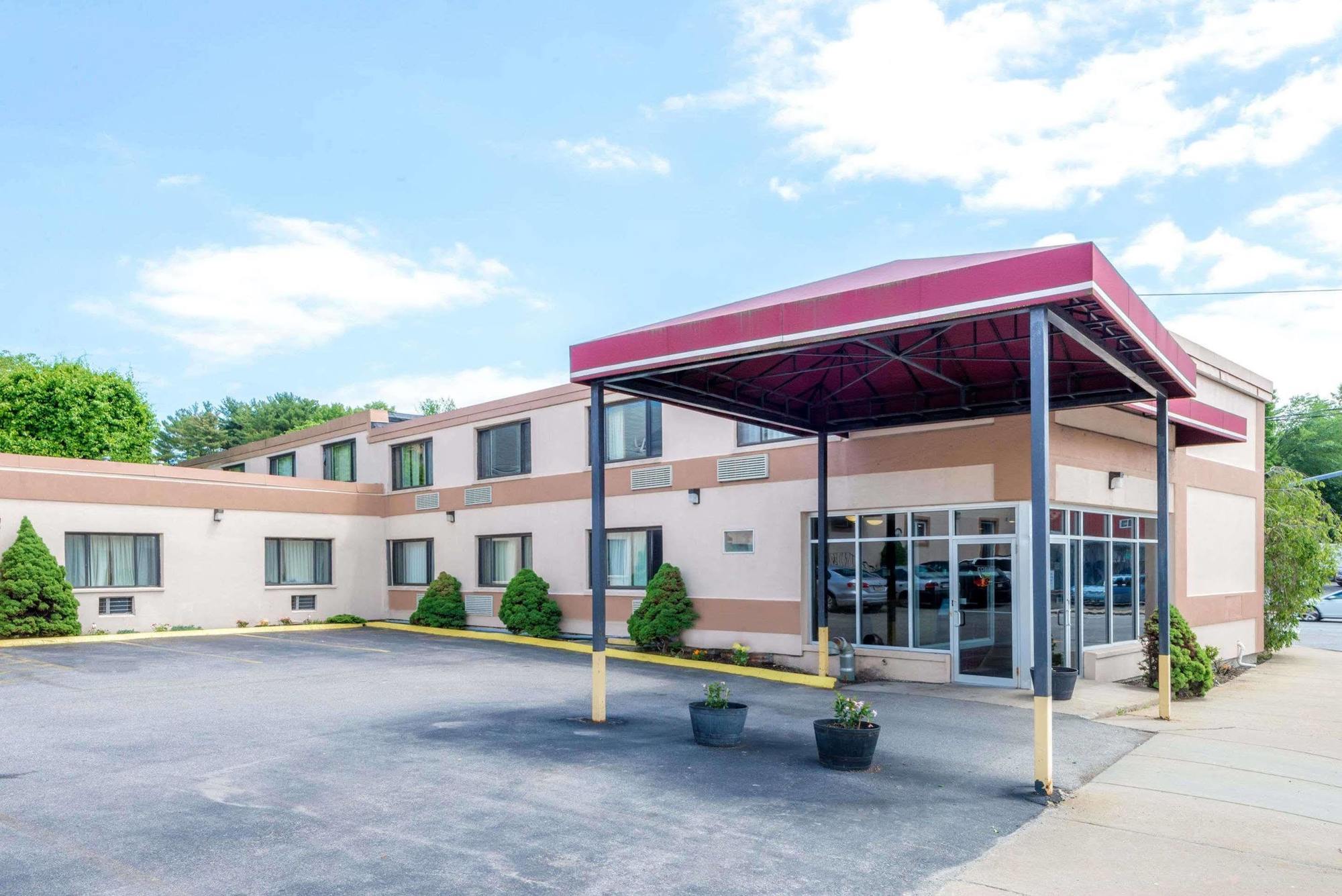 Super 8 By Wyndham Watertown/Cambridge/Boston Area Hotel Exterior photo